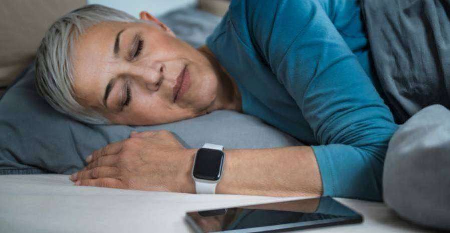 Mit árulhat el az alvásunkról az okosóránk?